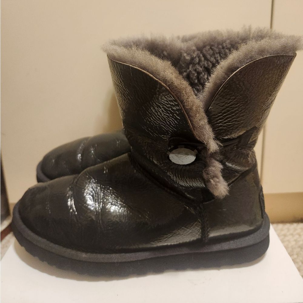 100% Auth. UGG Bailey Evergreen Crinkle Patent Leather Faux Fur Lined Boots Sz 8